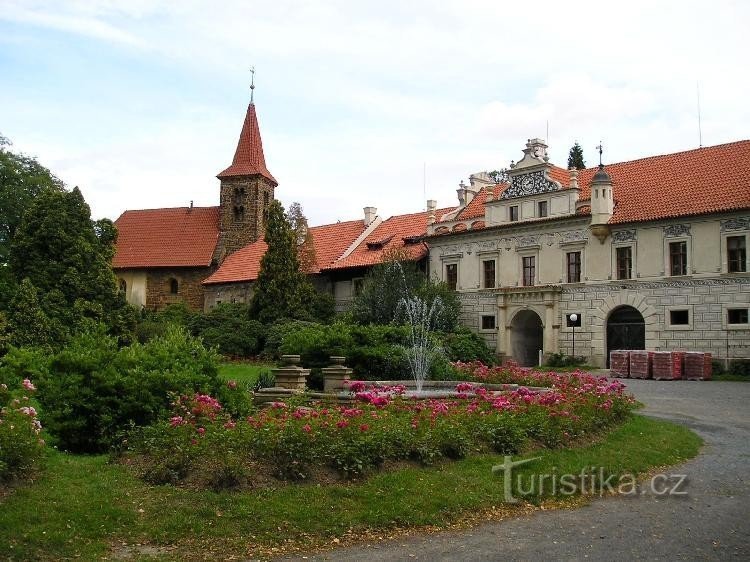 În fața castelului