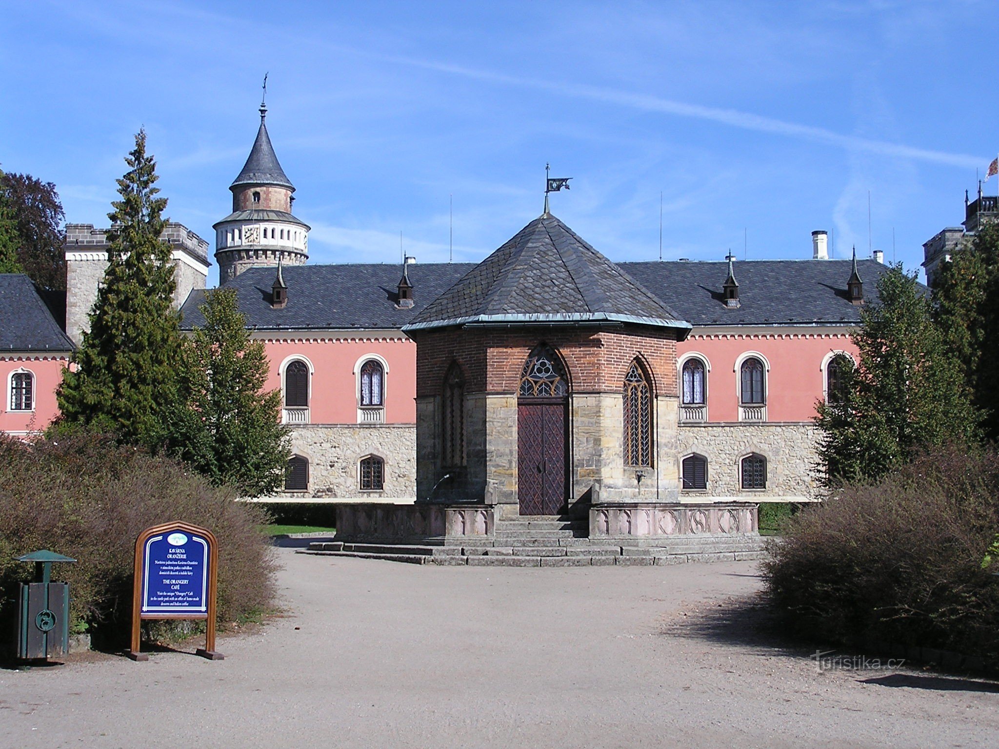 Vor dem Schloss