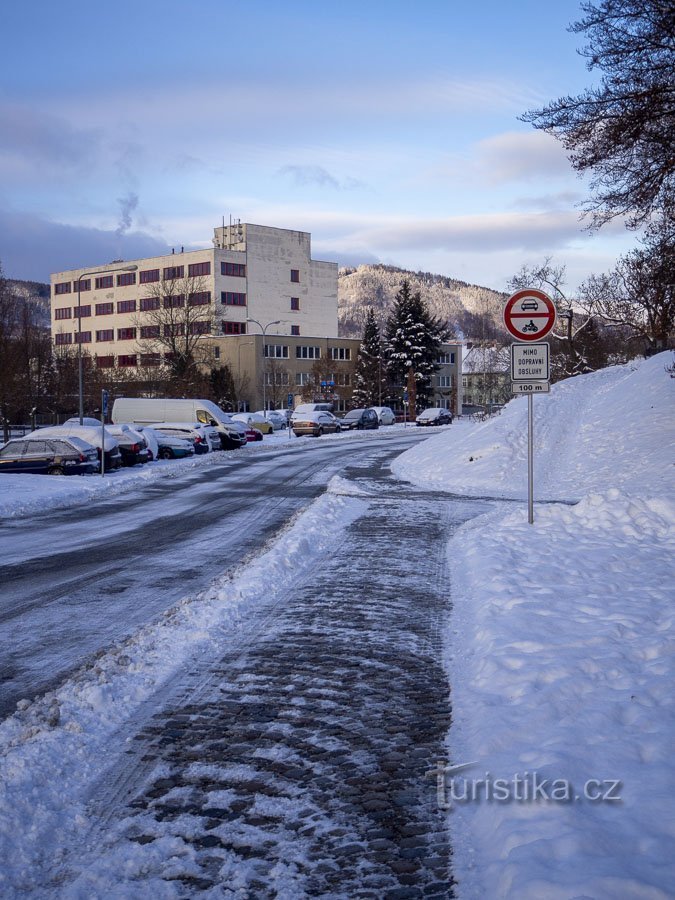 Vor der Bushaltestelle bewundere ich den verschneiten Háj