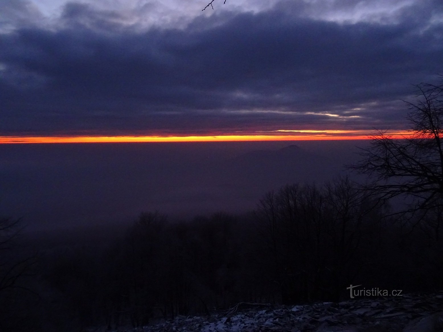 Preludio del primer amanecer de 2021 desde la montaña Kletečná.