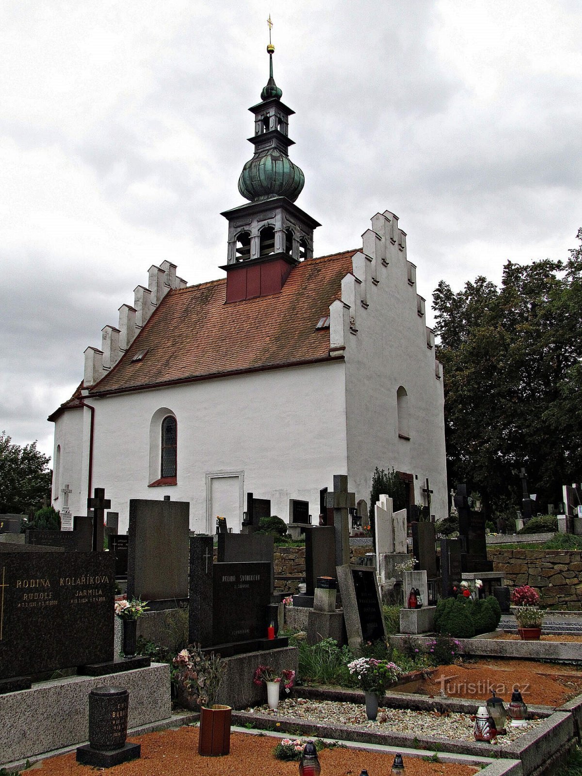 Pre-cloister - kyrkogårdskyrka av den heliga treenigheten