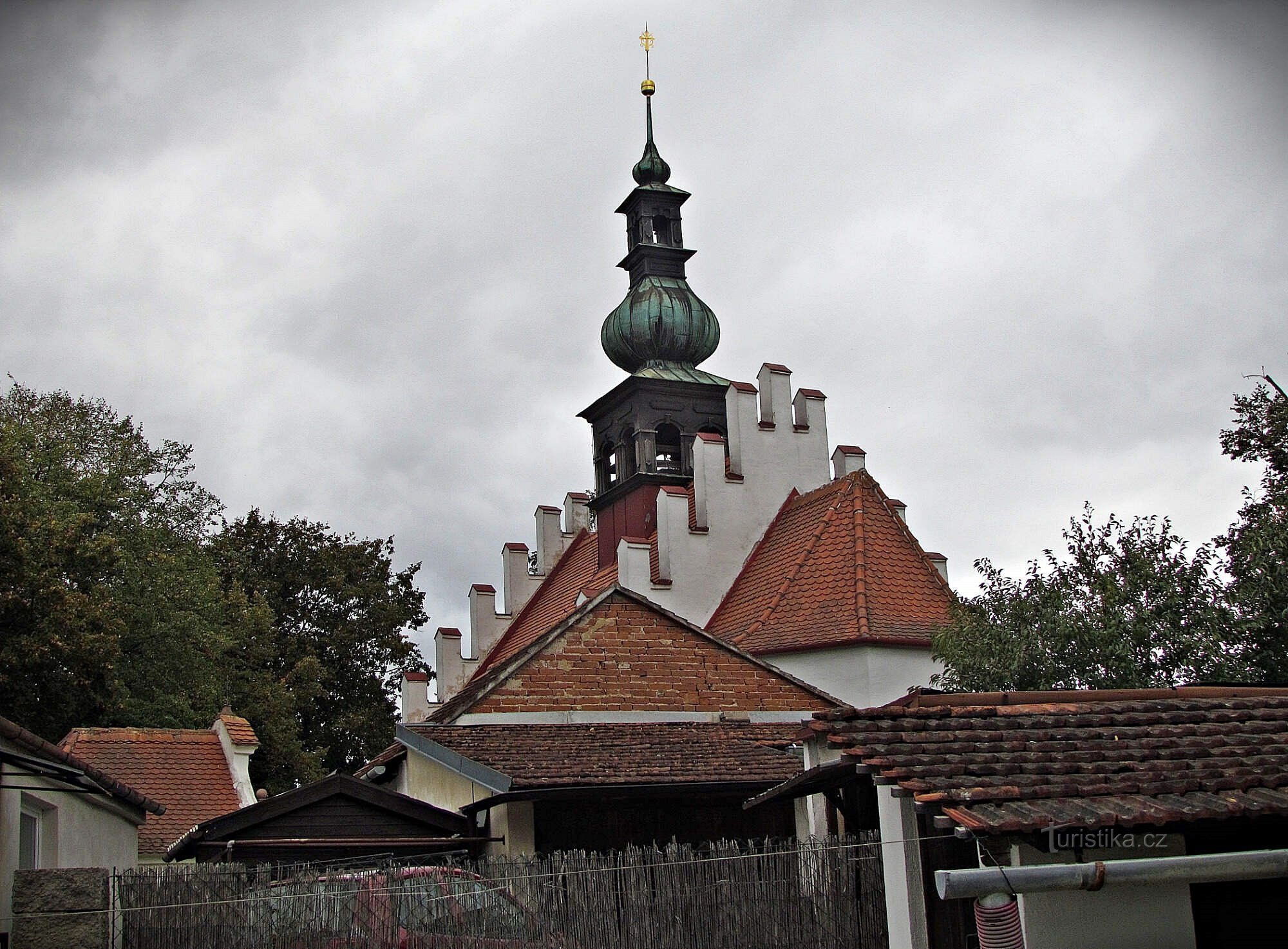 Pre-cloister - kyrkogårdskyrka av den heliga treenigheten