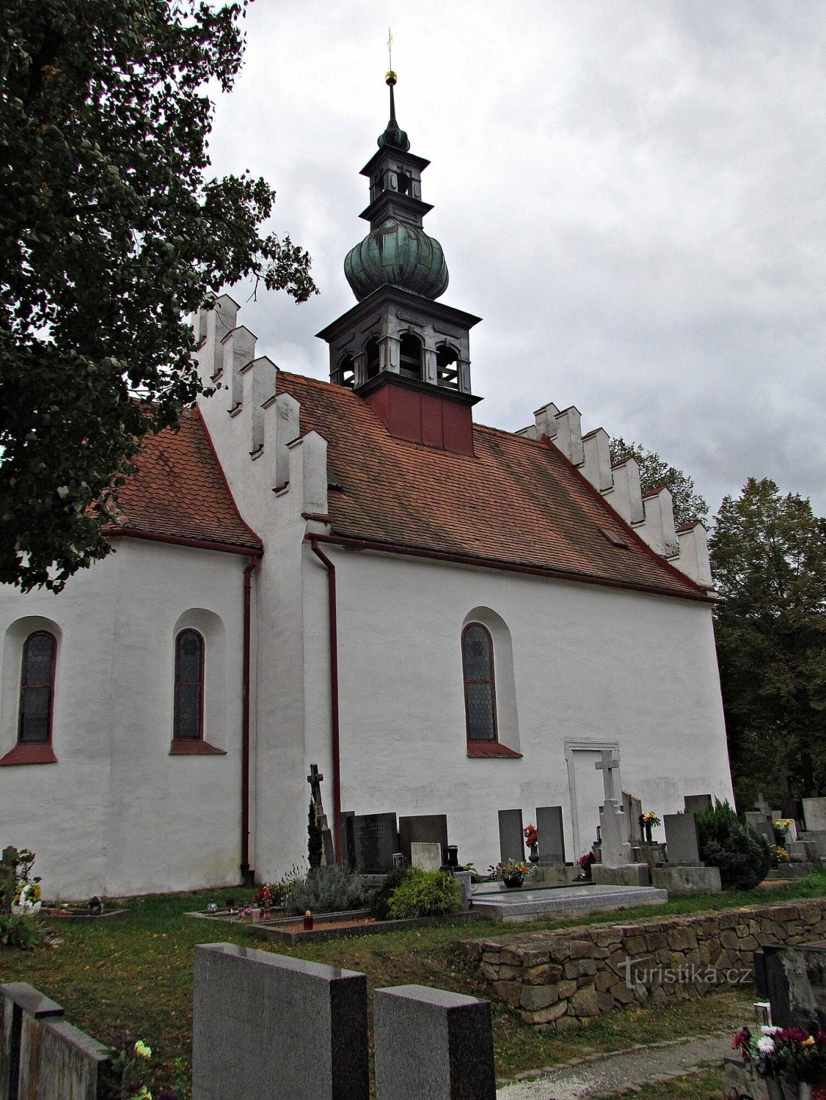 Előkolostor - a Szentháromság temetői temploma