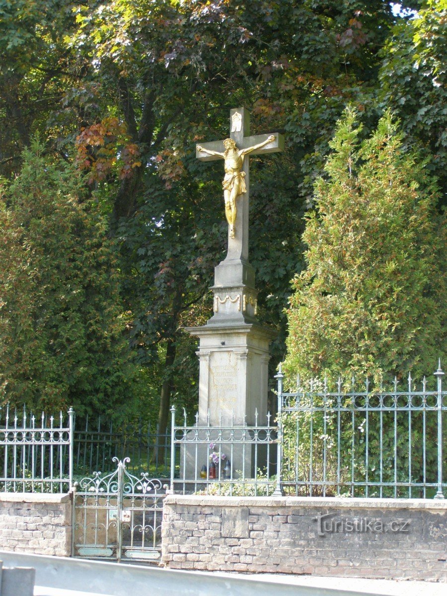 Předměřice - krzyż przed parkiem