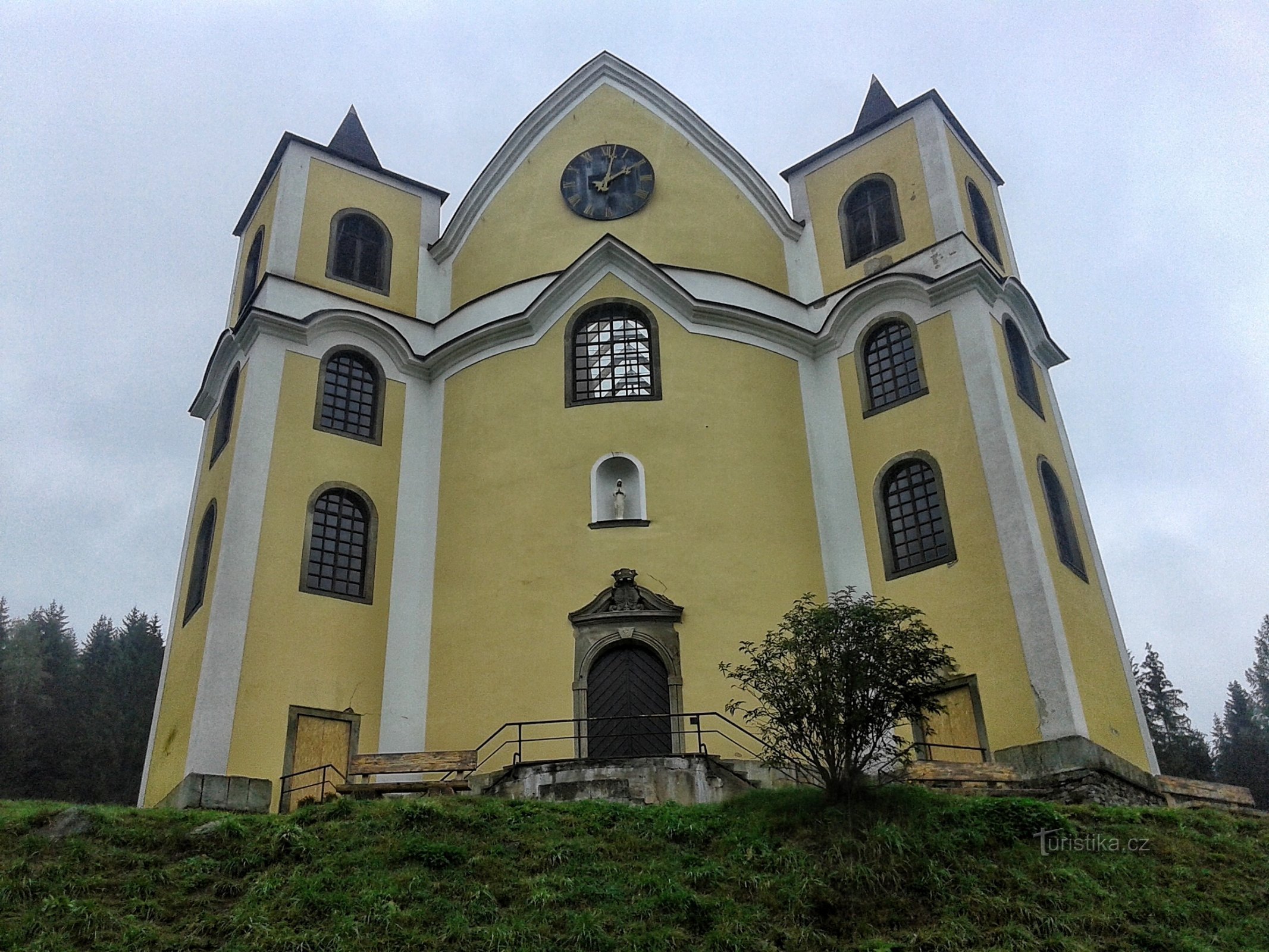 el frente de la iglesia