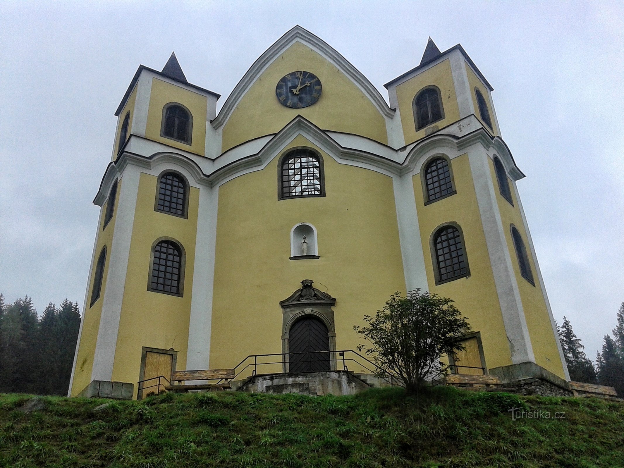 A frente da igreja