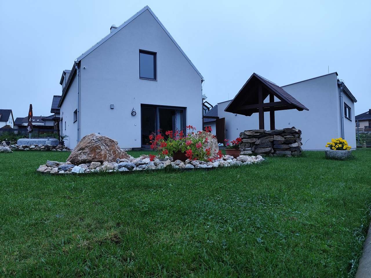 Přední pohled, část majitele objektu.