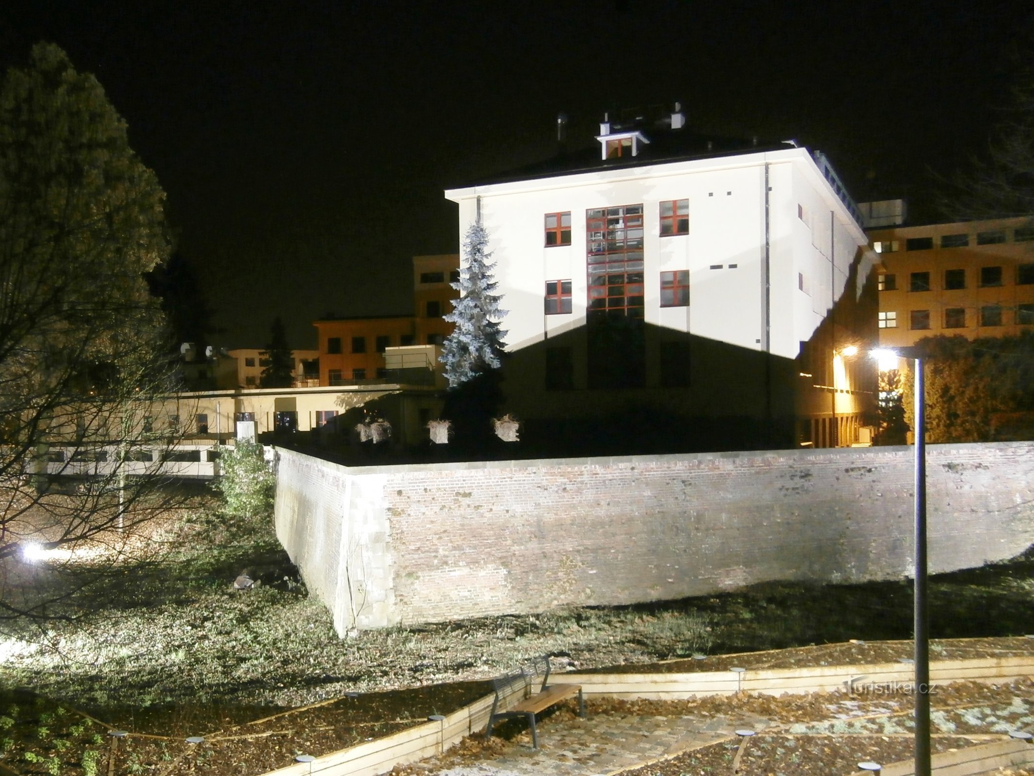 Přední polovina původního ravelínu č. 19 za lékařskou fakultou (Hradec Králové, 2.11.2013)