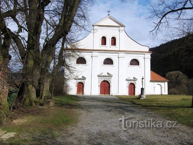Το μπροστινό μέρος της εκκλησίας με τρεις πόρτες