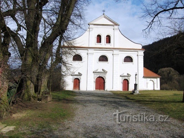 Передня частина церкви з трьома дверима