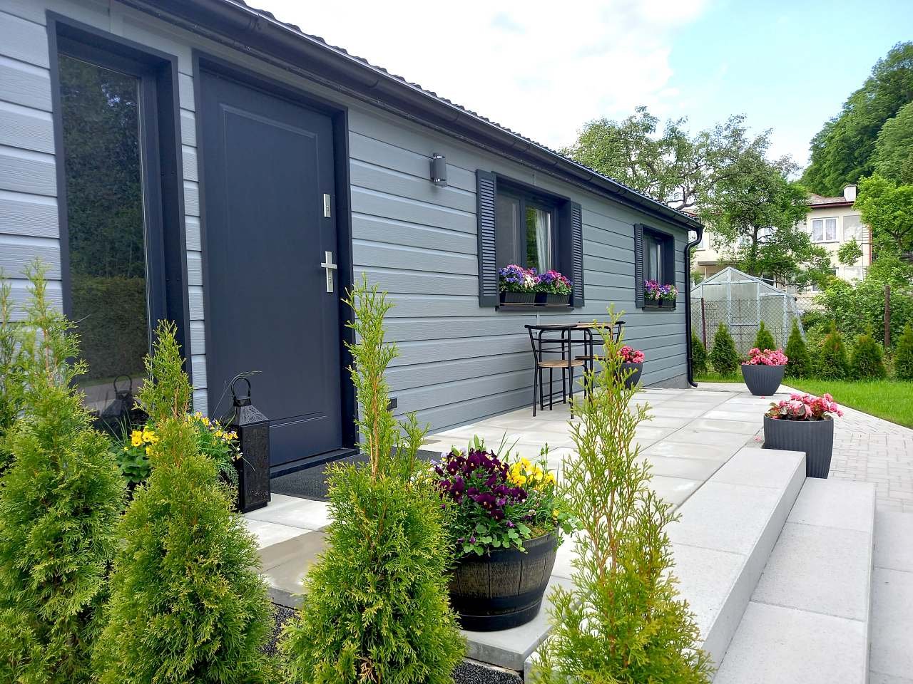 Predni terasa na ranni kavicku s vychodem slunce