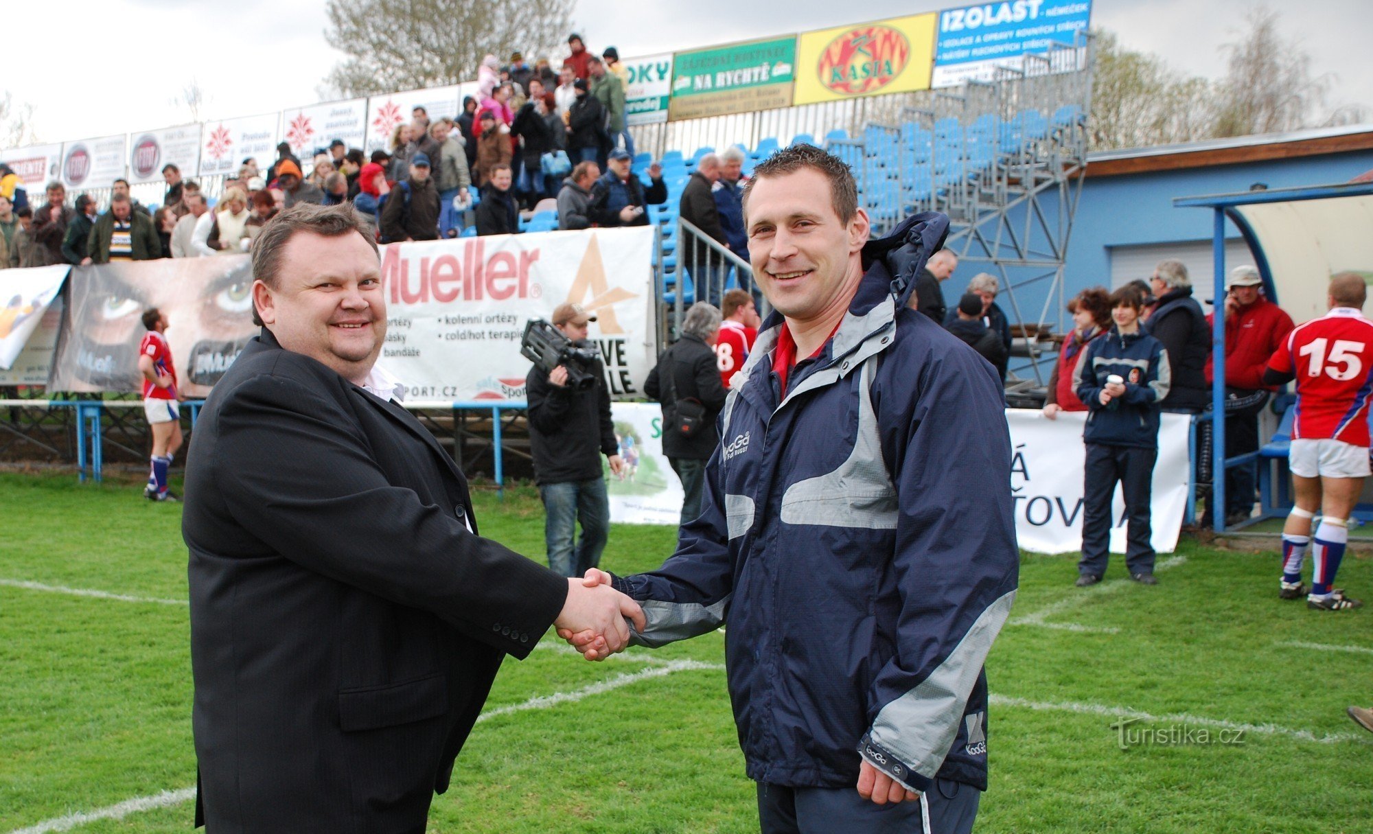RC Říčany クラブの会長とマルティン カフカ、代表チームのコーチ