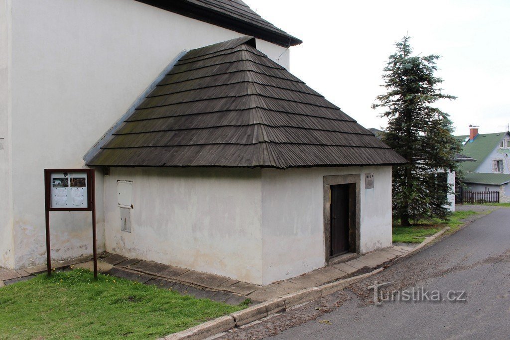 Antesala frente a la entrada a la capilla