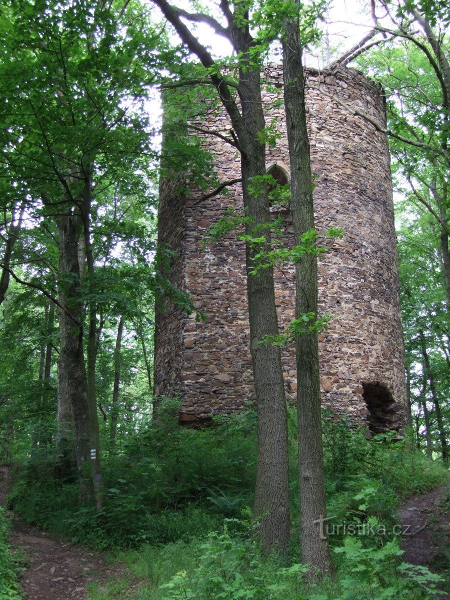 Bastion înainte lângă Castelul Hasištejn