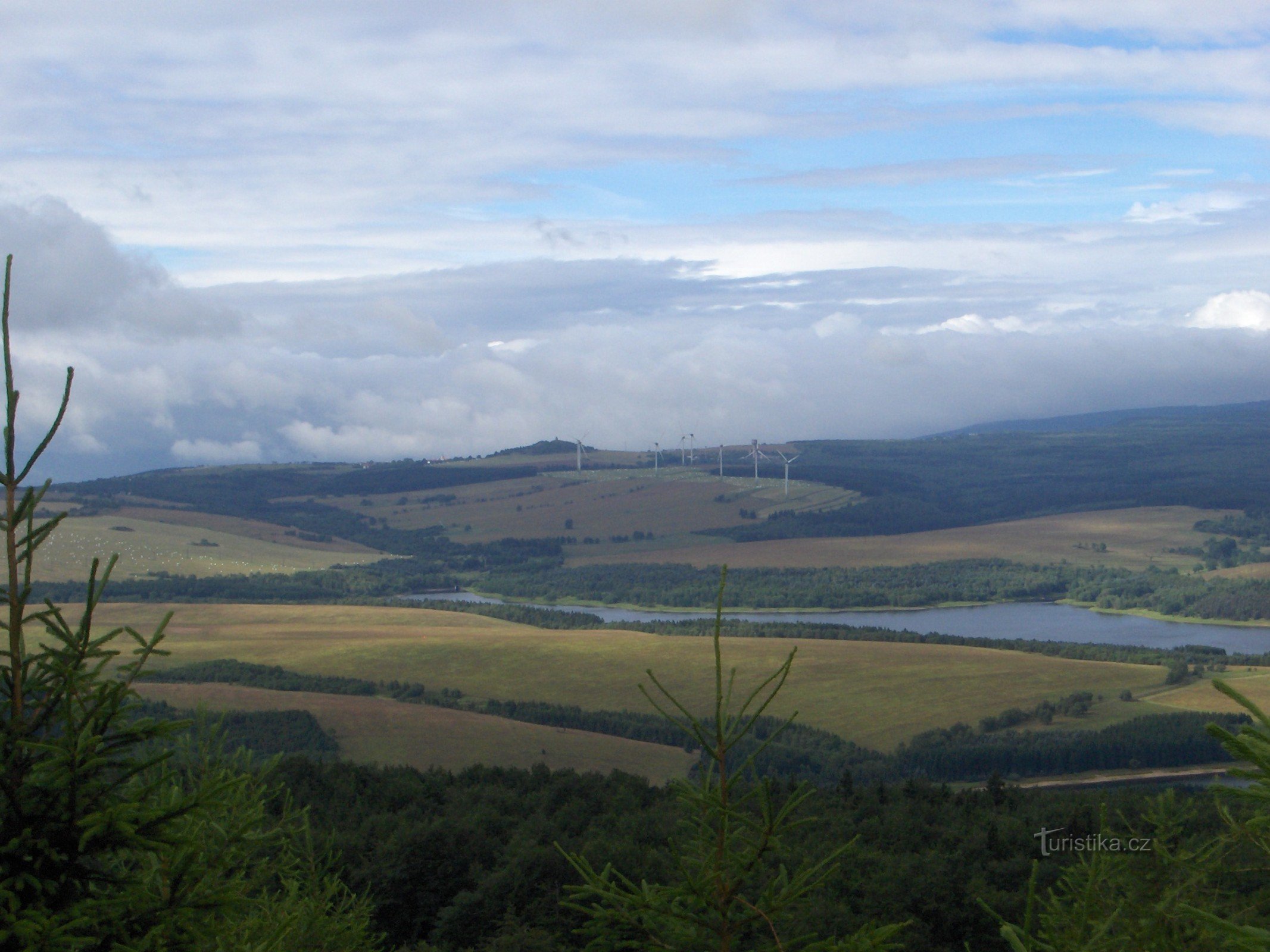 dam and behind it Mědník