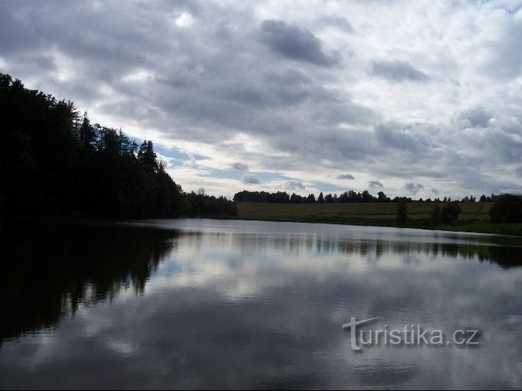 Stausee: Blick auf den Stausee Bílovek