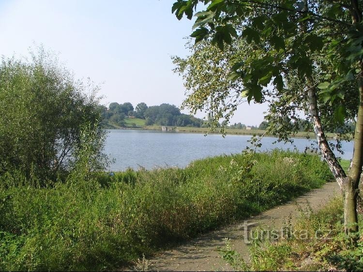 Sedlinka-dam, uitzicht op de dam vanaf de andere kant