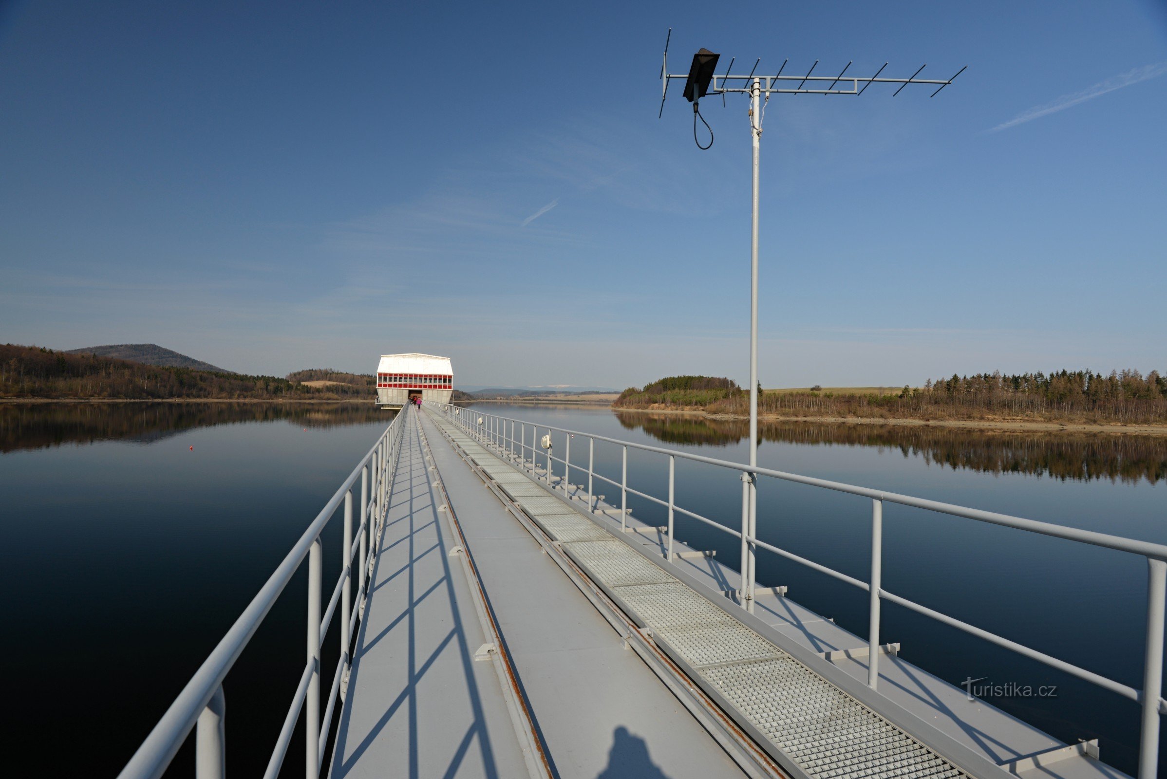 Slezská Harta Reservoir: loopbrug naar de toren