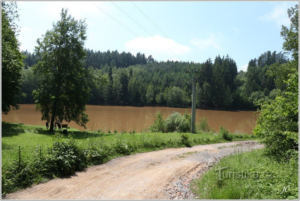 Zákraví-dammen svämmar över efter kraftiga vårregn