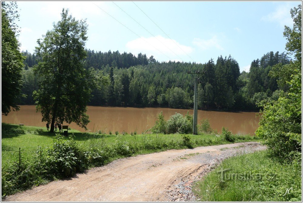 Přehrada Zákraví po vydatných jarních deštích