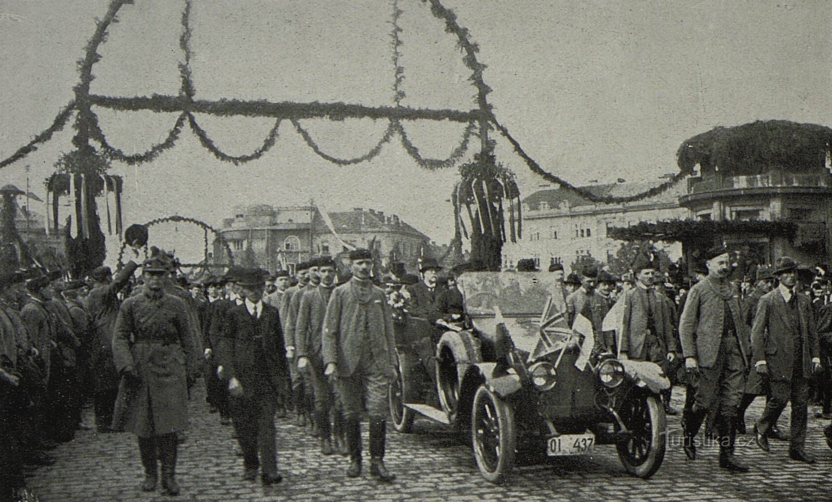 Проезд президентского кортежа по Пражскому мосту в Кралове-Градце 11 октября 1919 г.