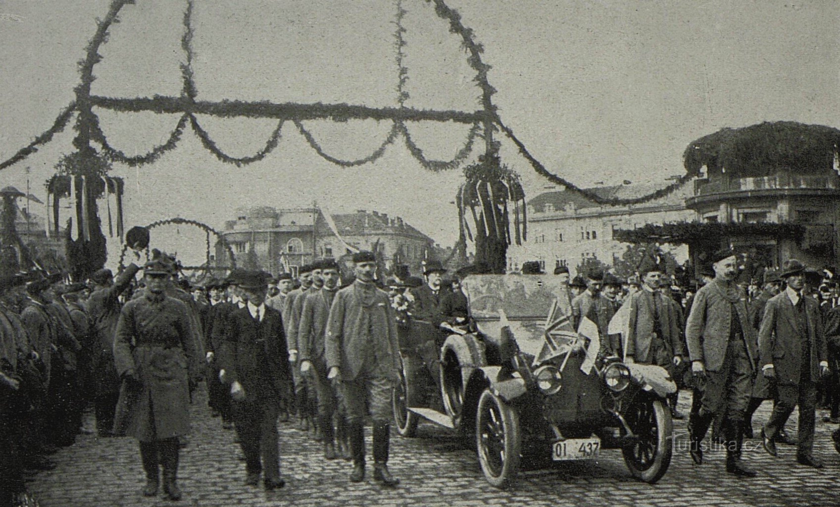 The passage of the presidential motorcade over the Prague Bridge in Králové-Hradec on October 11, 1919