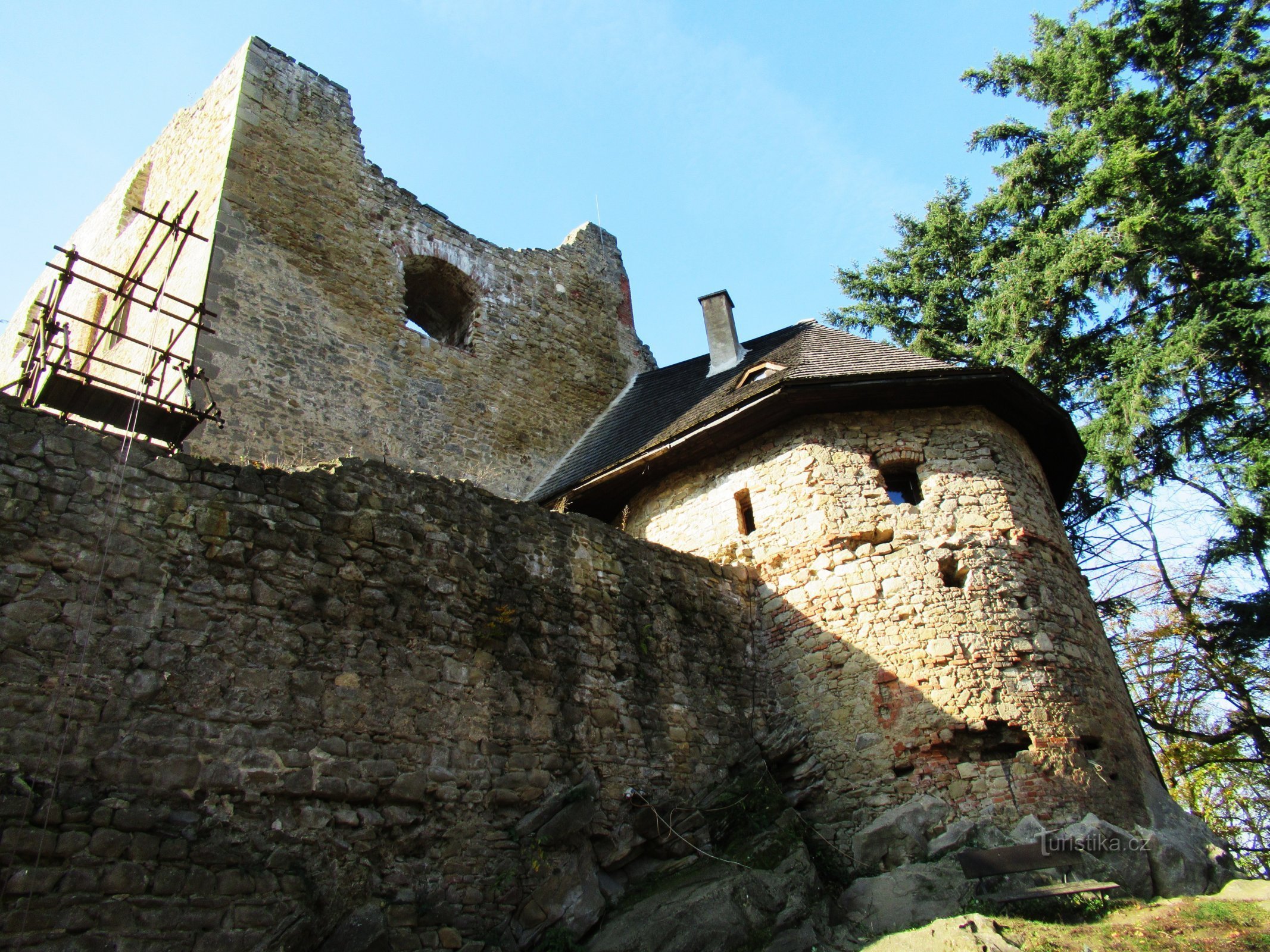 En överraskning mitt i skogen - i fotspåren av fransk gotik till Cimburk Castle