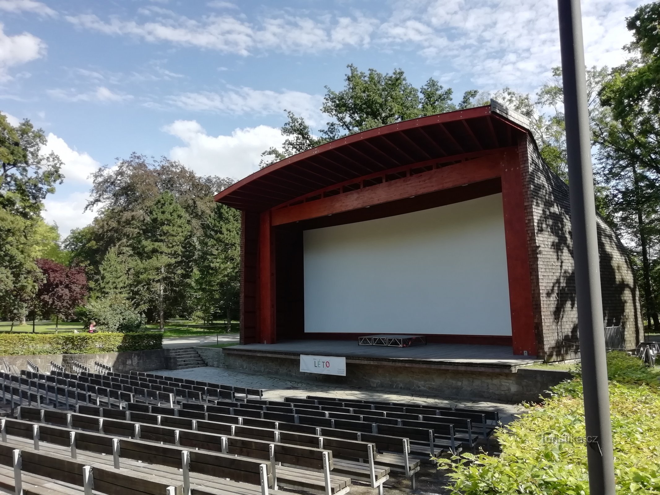 Leinwand und Bühne