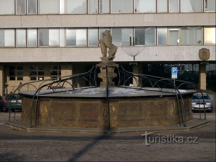 Fuente reubicada: en el casco antiguo de Most, que lamentablemente tuvo que dar paso a la minería pr