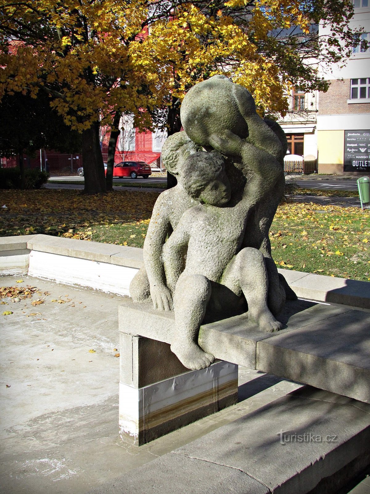 Estatua de Přerov Niños con una pelota