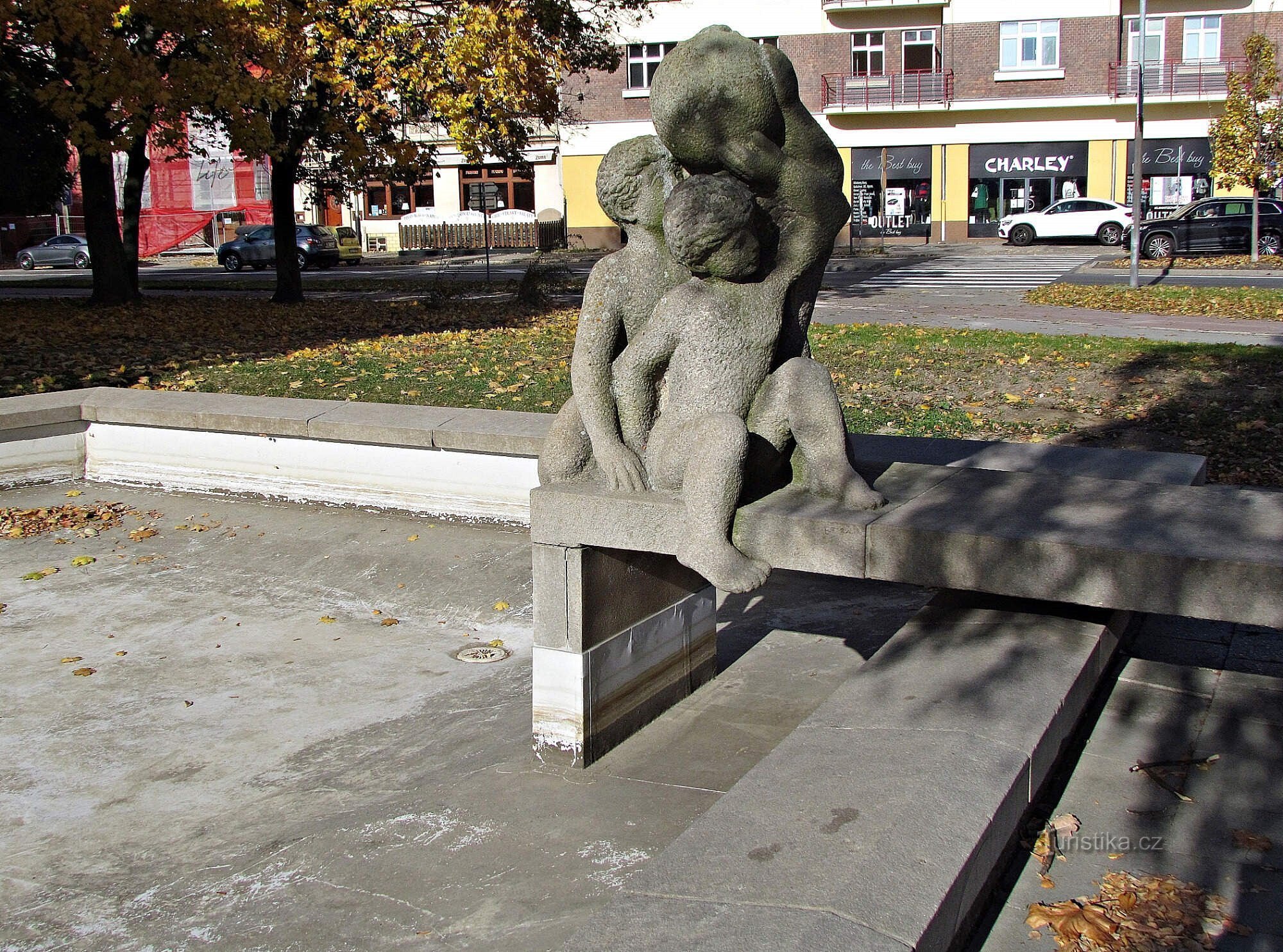 Statua di Přerov Bambini con una palla