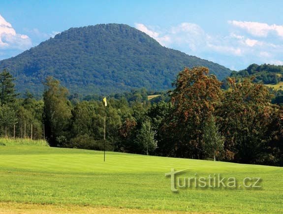 put do zelenila druge rupe vodi kroz dvije velike dizalice (u pozadini).