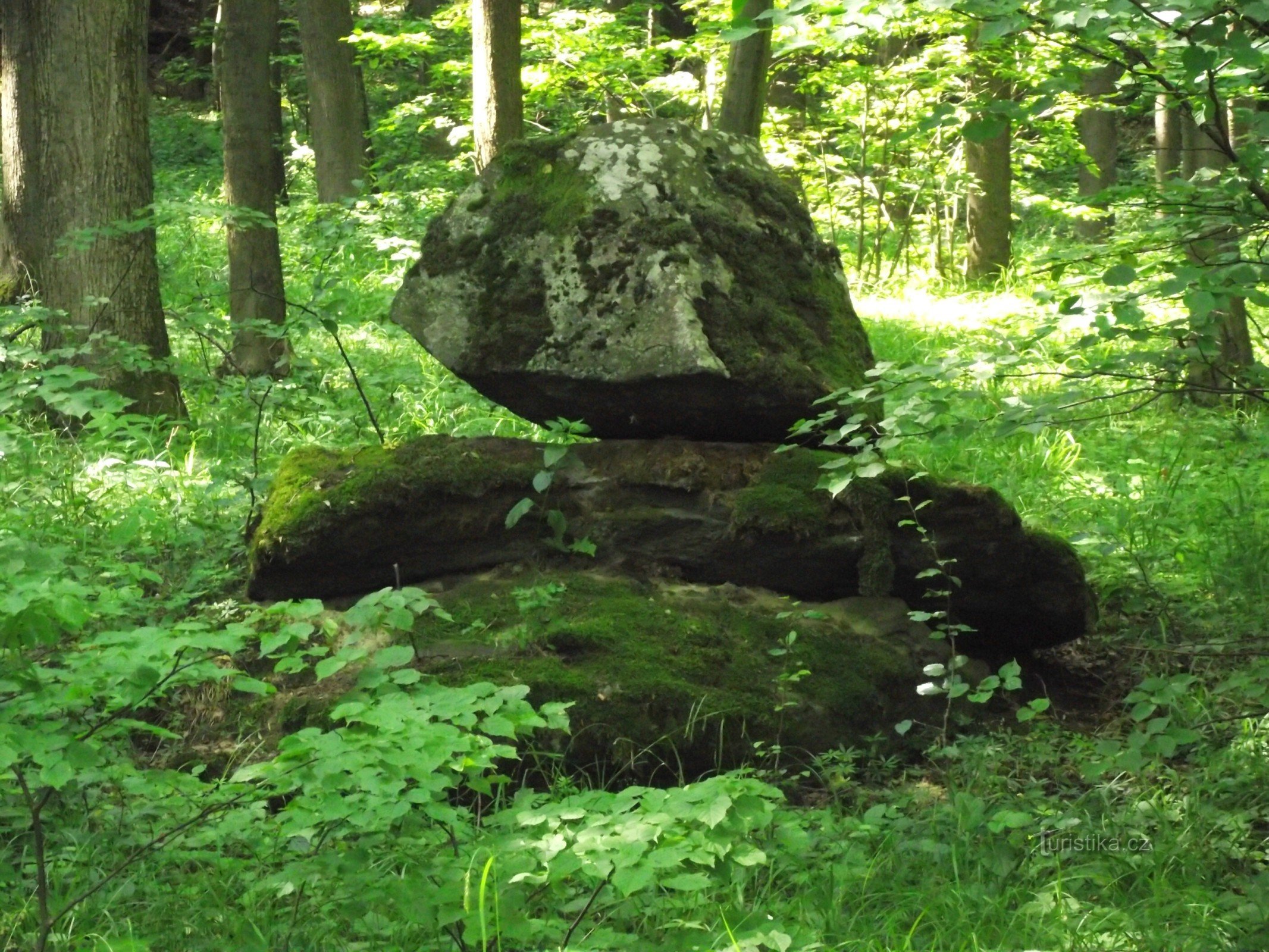 Over Kamenitý kopec naar Granátová skála, of het pad rond de zenders en Nadsobotín-rotsen