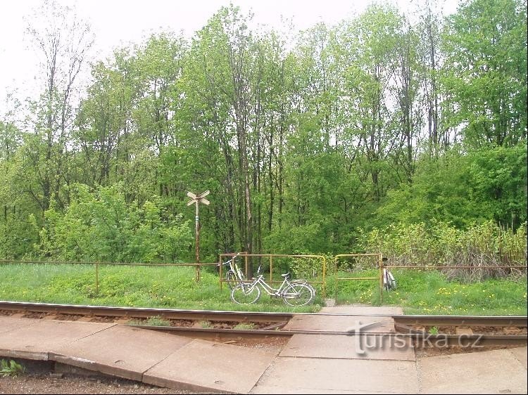 across the tracks to the footbridge over Ostravici