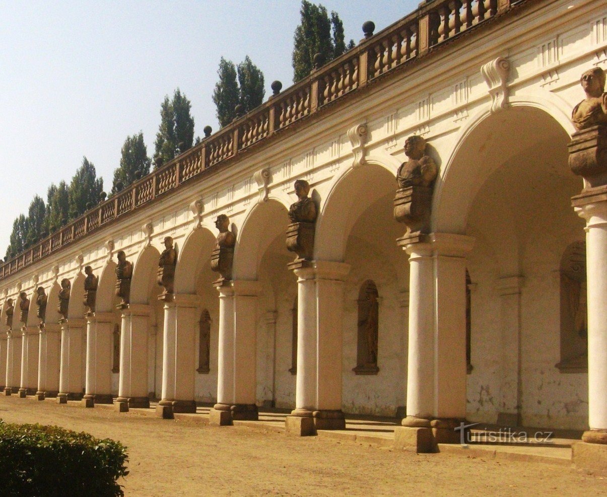 De l'autre côté de la colonnade du jardin de fleurs - Kroměříž