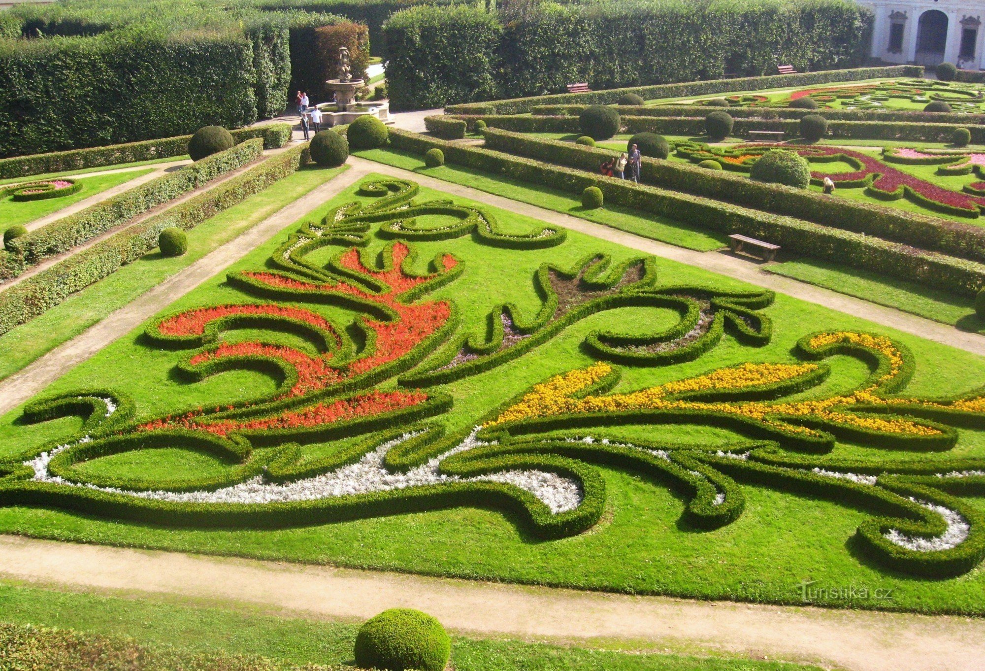 Do outro lado da colunata no Jardim das Flores - Kroměříž