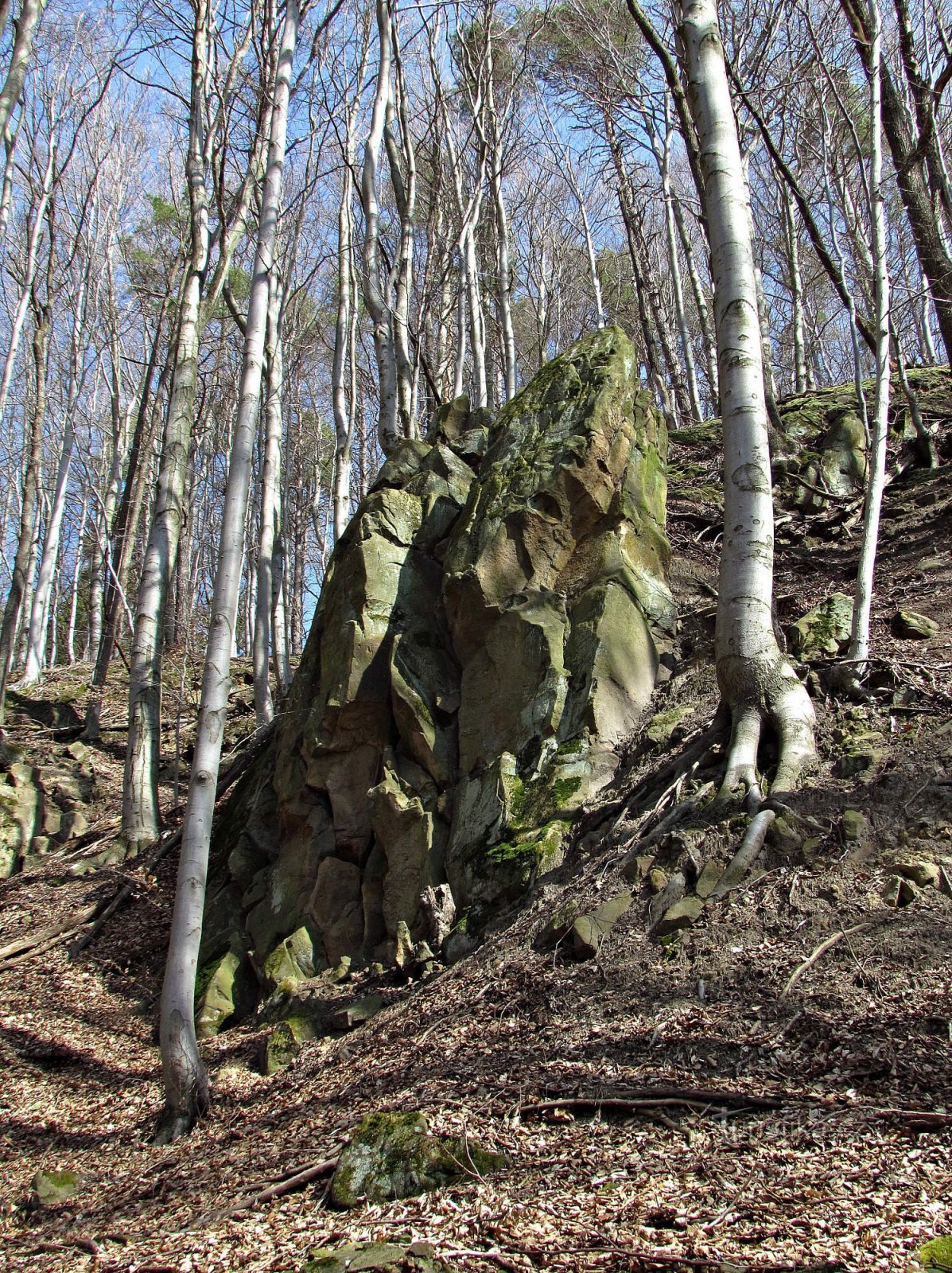 Through Komonec and the Three Sisters rocks to Staré Světlov