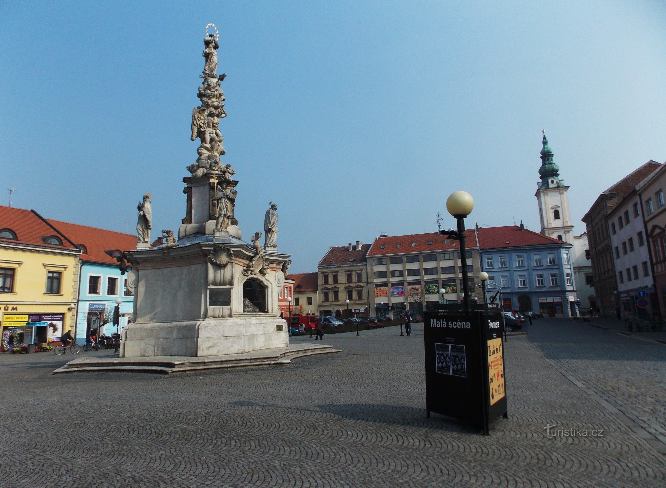 Através de Mariánské náměstí em Uherské Hradiště