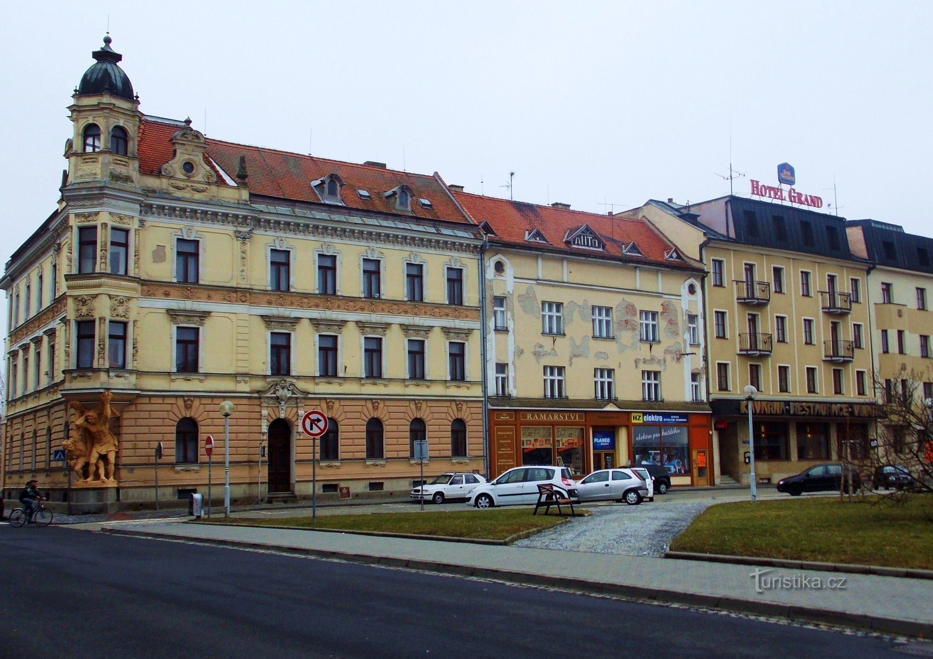 Через Náměstí Palackého в Uh. Градишти