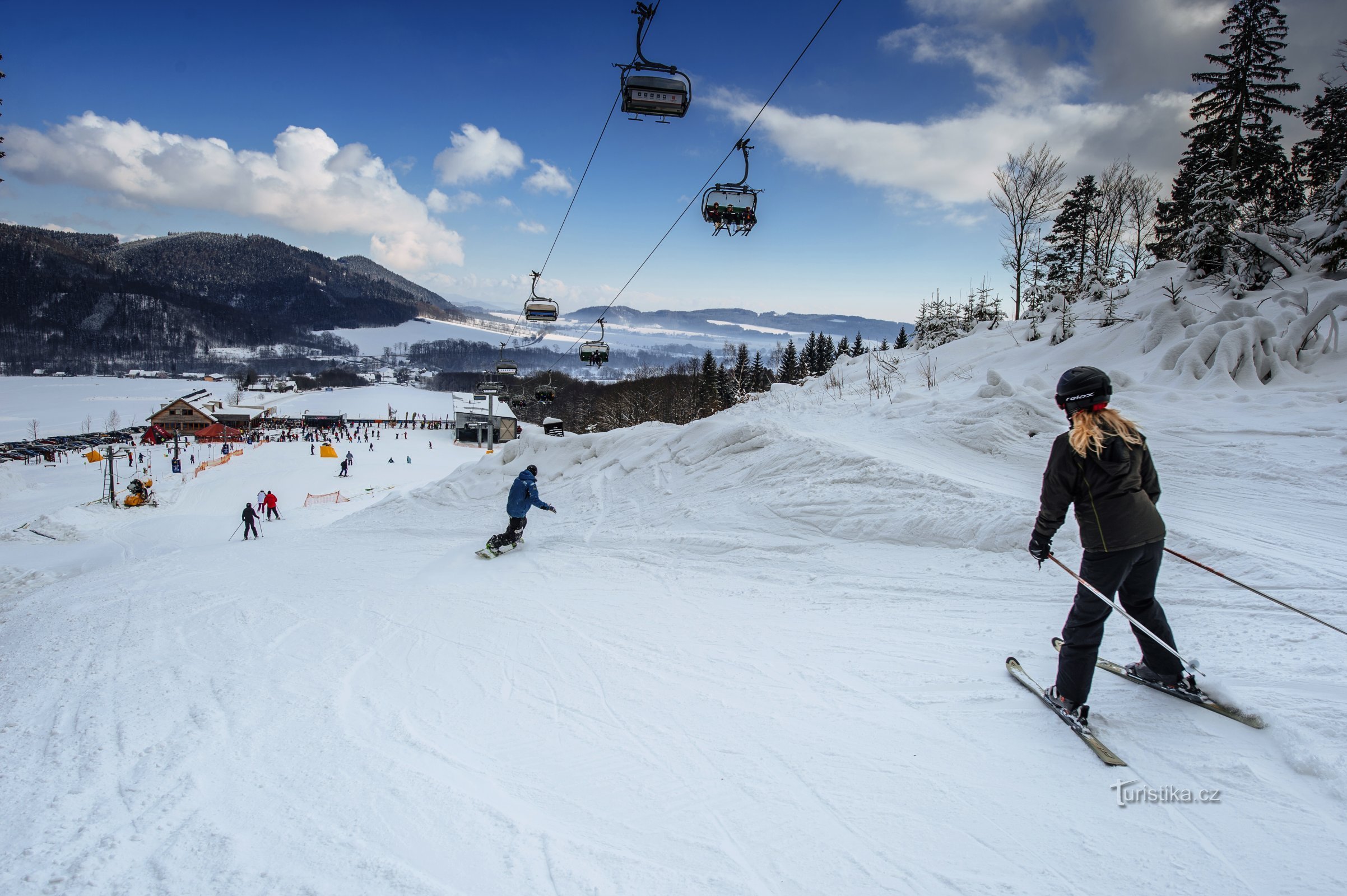 Over eight kilometers of pistes on a shared ski pass? This is Buková Hora!