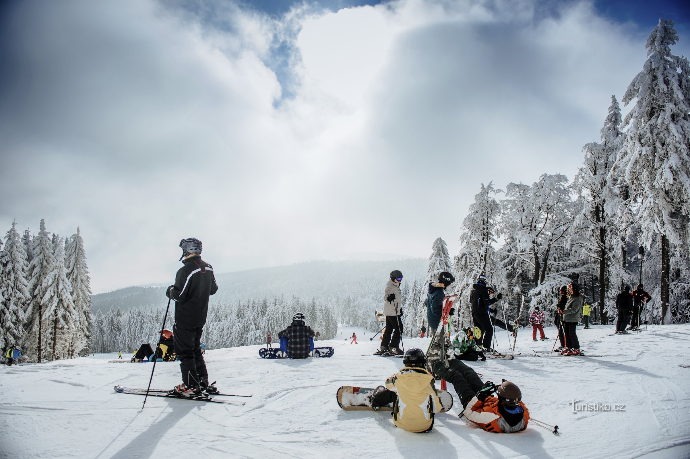 Over eight kilometers of pistes on a shared ski pass? This is Buková Hora!