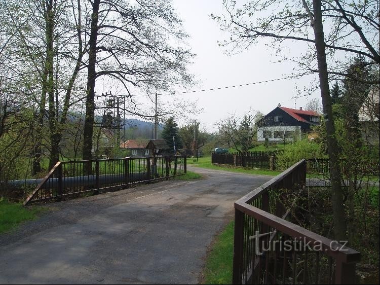 à travers le ruisseau le long de la ZTZ depuis le chalet České srdce