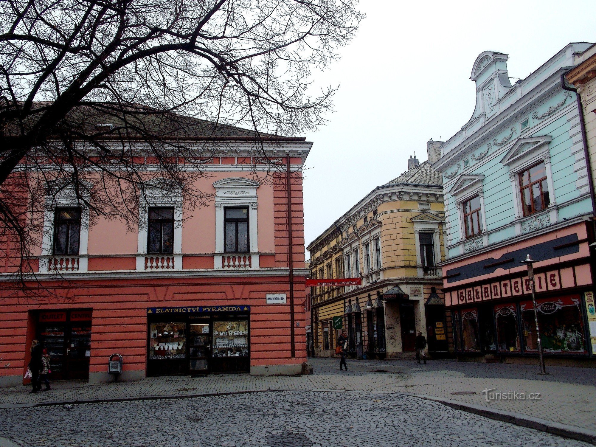 Prek ulice Prostřední v Uh. Hradišti