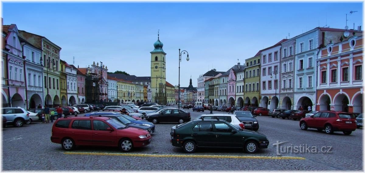 Al otro lado de la plaza Smetana en Litomyšl