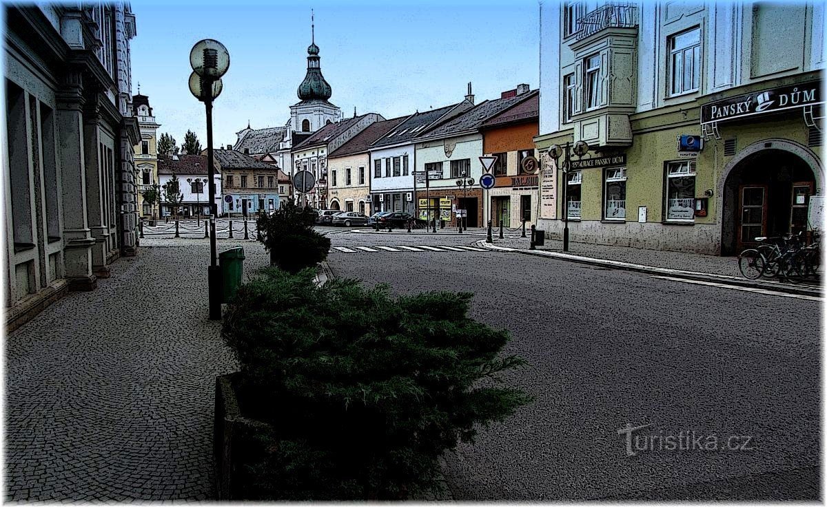 Tvärs över Tyršovo náměstí i Chocni