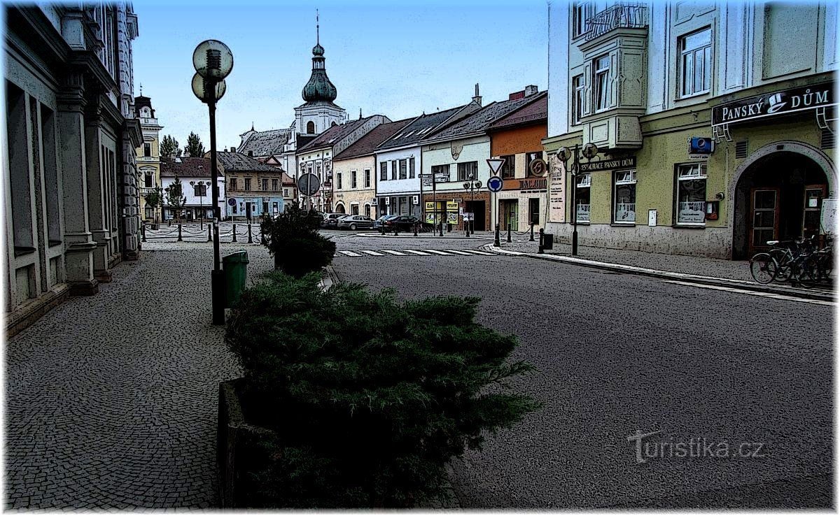 À travers Tyršovo náměstí à Chocni