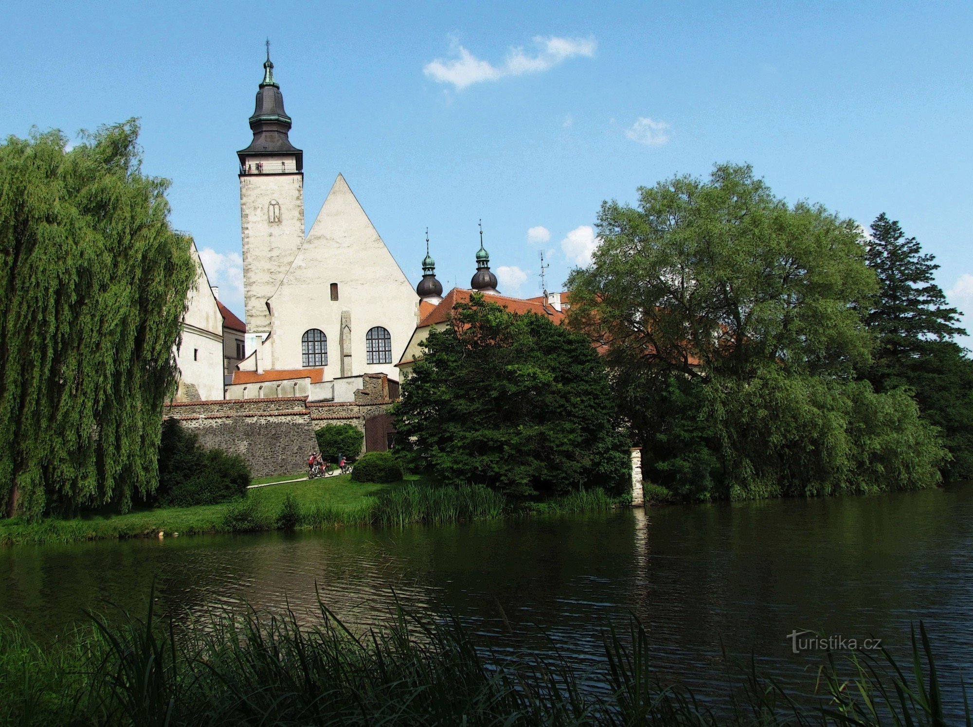 Gennem slotsparken i Telč