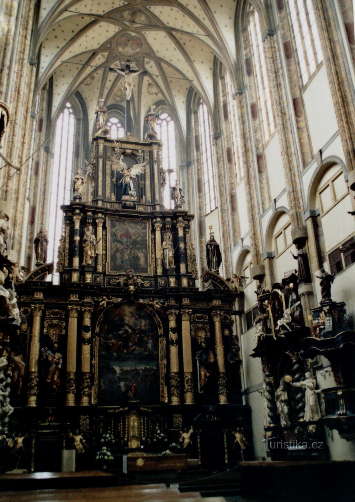 presbytère avec autel principal