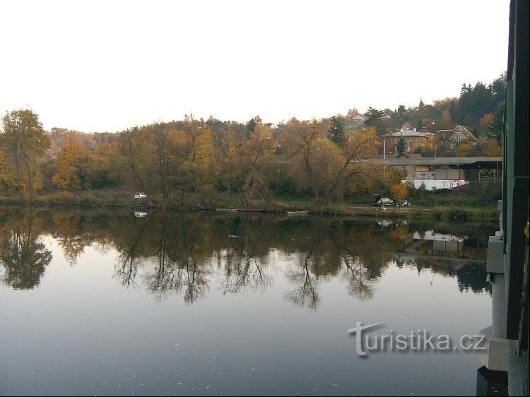 Via Berounka: udsigt fra gangbroen over Berounka, dvs. udsigt over landsbyen fra nord