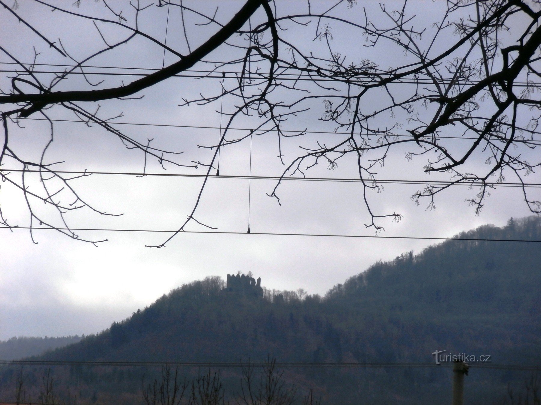 Při výstupu v Klášterci nad Ohří se vypínal za kolejemi hrad Egerberk